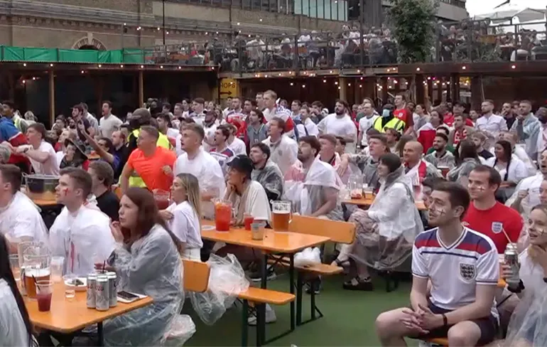 Biertjes vliegen in het rond  na eerste goal van Engelse Luke Shaw