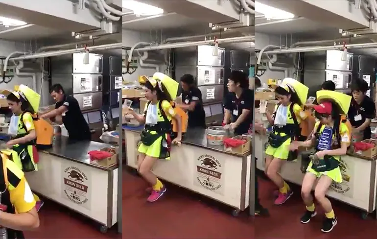 Biervaatje verwisselen bij dames die bier schenken in Meiji Jingu Stadium