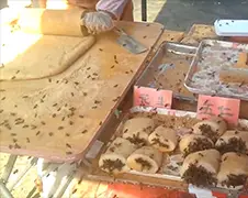 Bijen galore bij etenstentje op straat in China...