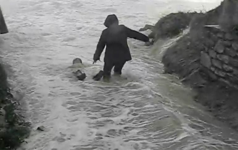 Bijna 3 mensen verdronken na bezoek strand met stormachtig weer