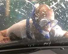 Bijna bruidegom Eelco gewassen in de wasstraat