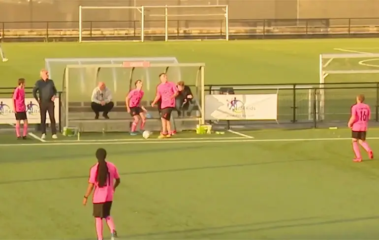 Bijzondere kopbal tijdens eerste "echte" voetbalwedstrijd in Nederland