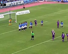 Bijzondere vrije trap van voetballers Japanse Kyoto Sanga FC