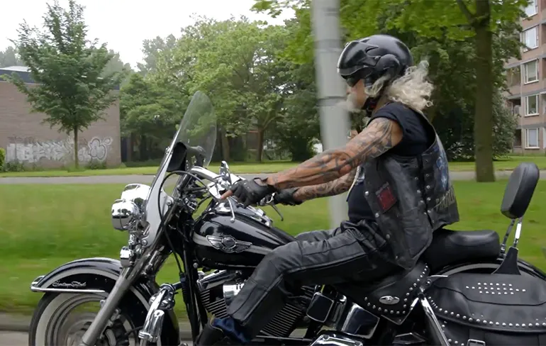 Biker Arie komt wat ophalen!