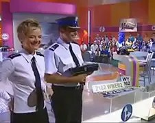 Binnen komen met scooter in televisieshow gaat niet zo goed!
