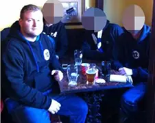 Bizar! Fan wordt gestoken met mes, gaat gewoon naar voetbalwedstrijd