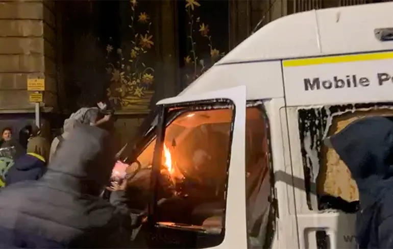 Bizar: Livestream hoe politiebureau in Engelse Bristol wordt gesloopt