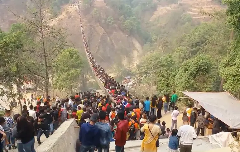 Bizarre beelden van drukte op hangbrug in Nepal tijdens Nepalees nieuwjaar