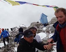 Bizarre video lawine treft Everest basiskamp