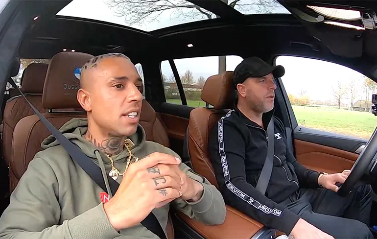 Bizzey in de auto bij Andy van der Meijde