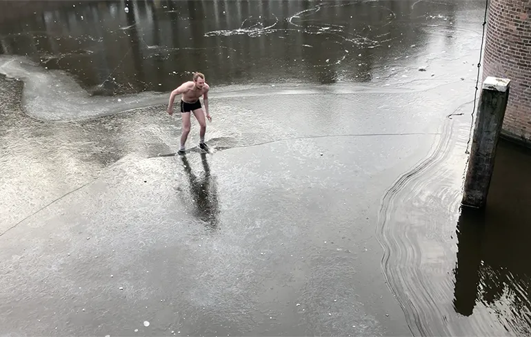 Blijft lekker om te zien hoe man in ondergoed de Keizersgracht in schaatst