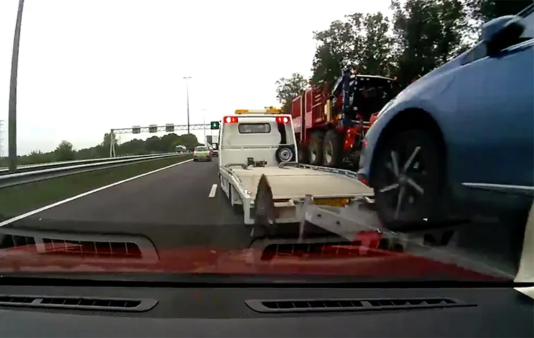 Blik op de Weg-presentator Leo de Haas bijna van de weg gedrukt