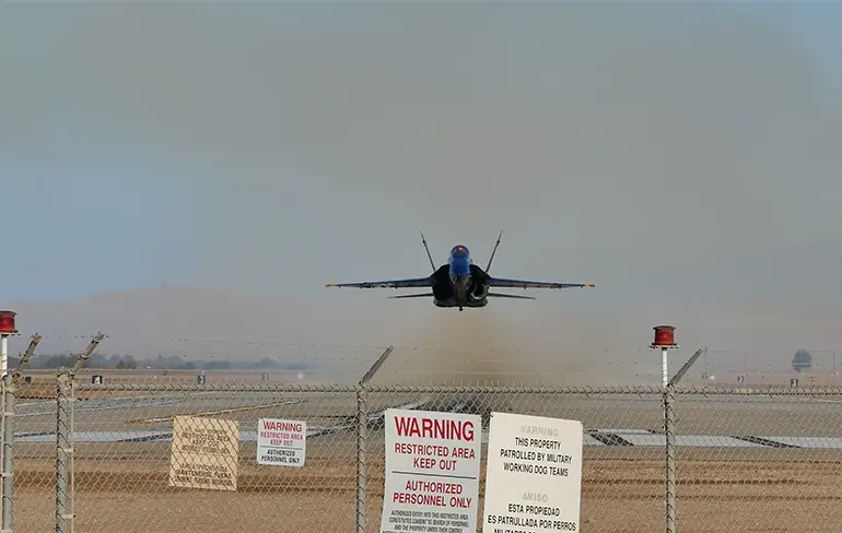 Blue Angels piloot doet hele lage takeoff in F/A-18 Hornet