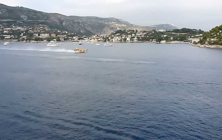 Blusvliegtuigen vullen hun tanks naast cruiseschip
