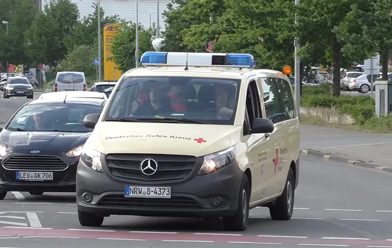 BMW in Duitse Leverkusen ziet een ambulance over het hoofd