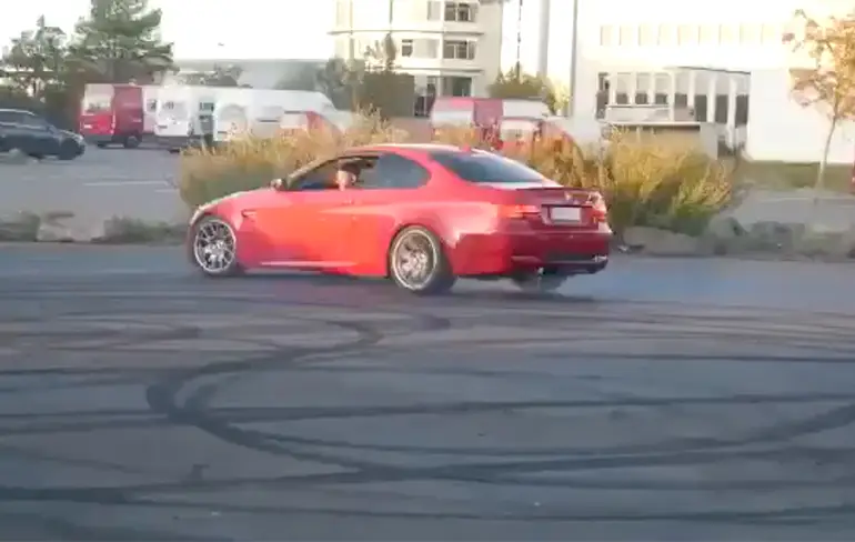 BMW van Duitser kapot na paar rondjes driften