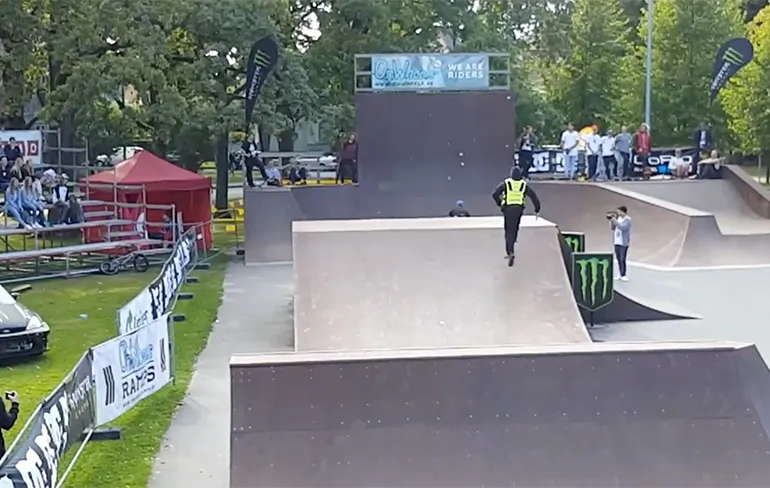 BMX rijder wil niet luisteren naar security, dus die pakt zijn fiets af!