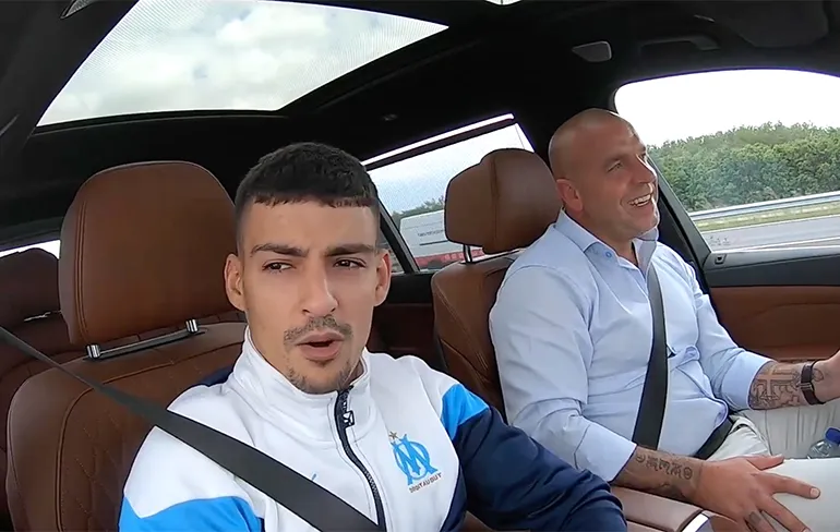 Boef stapt bij Andy van der Meijde in de auto