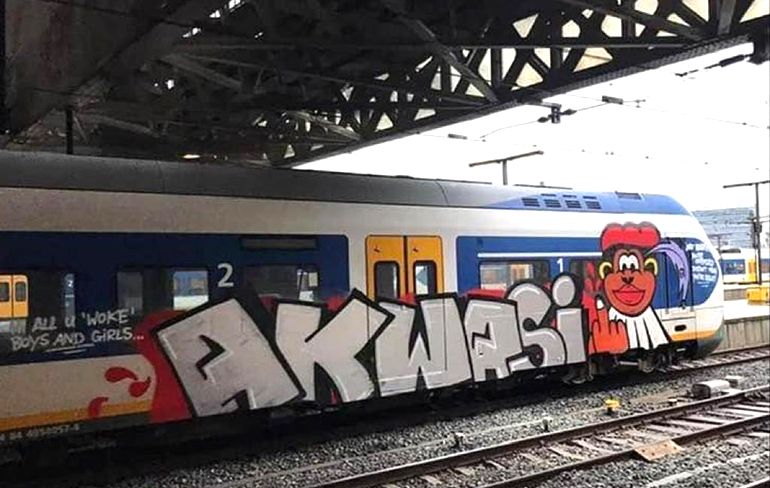 Boefjes met spuitbussen vereeuwigen rapper Akwasi op een trein