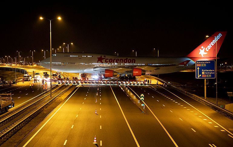 Boeing 747 van Corendon steekt snelweg A9 over