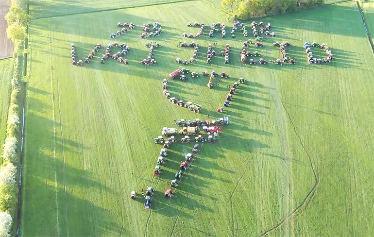 Boeren herdenken 75 jaar Vrijheid in Nederland met heel veel trekkers