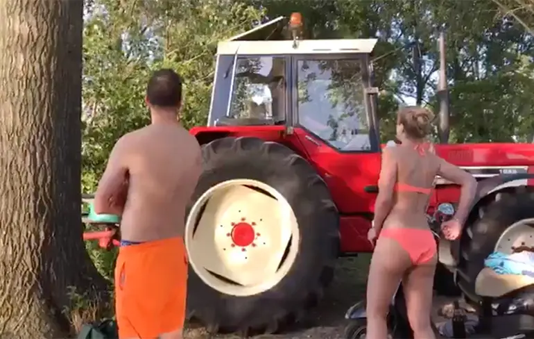 Boeren zoeken verkoeling: Bootje keihard getrokken door trekker