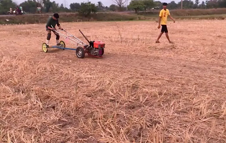 Boertjes gaan heel erg hard met grasmaaier