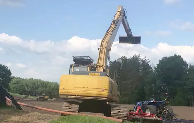 Boertjes zoeken slingerende verkoeling met graafmachine