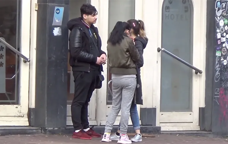 Boevenspotter heeft hele jonge zakkenrollers in het vizier