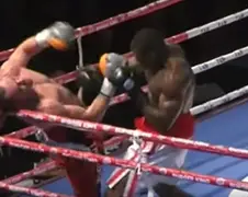 Bokser mept tegenstander zo hard knock-out dat hij uit de ring valt