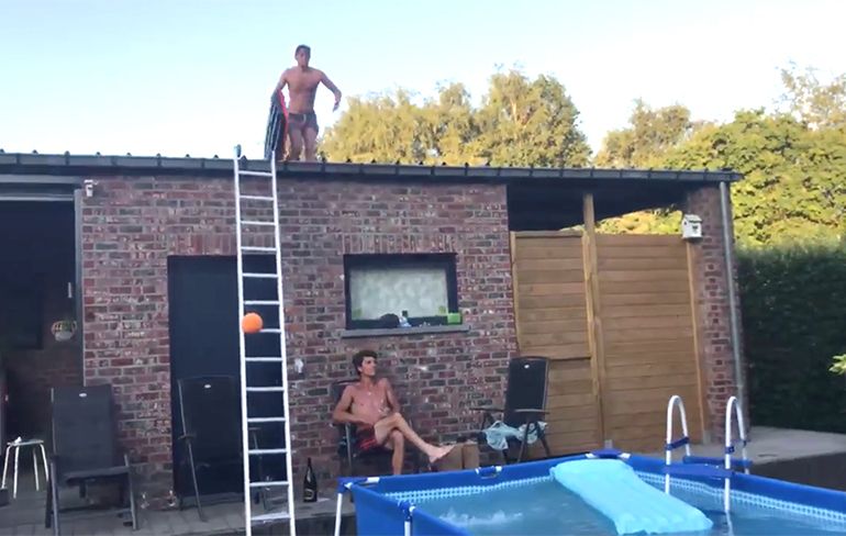 Bommetje maken van dak van schuurtje in zwembadje
