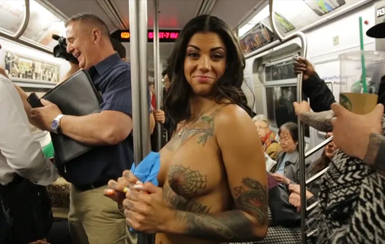 Bonnie Rotten loopt topless door de straten van New York