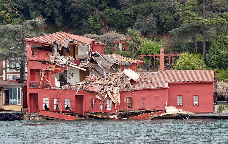 Boot ramt huis in de Turkse Bosporus