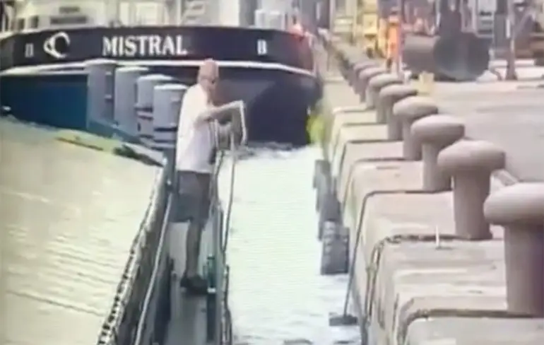 Bootje aanmeren is frisse douche krijgen
