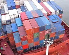 Bootje Arnold Maersk vaart onder Bayonne Bridge NY