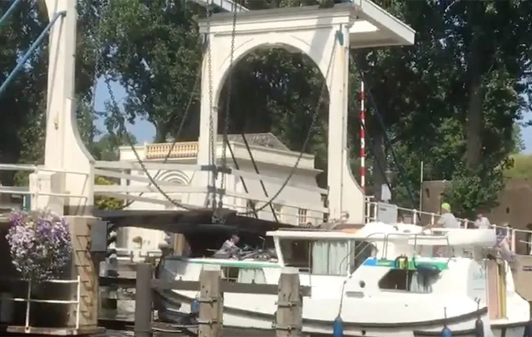 Bootje vaart door, maar Lange Vechtbrug in Weesp is nog niet open
