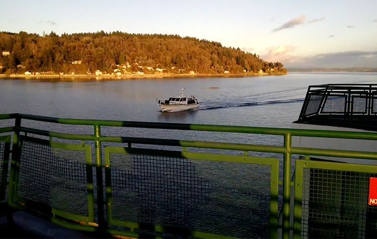 Bootje wijkt niet uit voor de Washington State Ferry