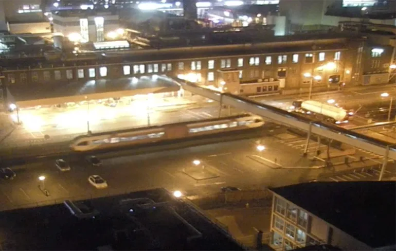 Botsing tussen trein en vrachtwagen in Leeuwarden vastgelegd op video