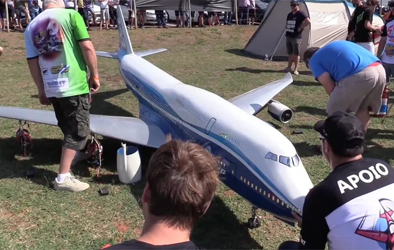 Bouwer grote RC 747 kan na crash weer urenlang pielen op zolderkramer
