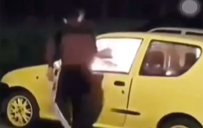 Boys kunnen trots zijn: Auto in vlam zetten op camera vastgelegd