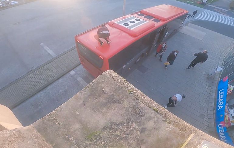 Boys springen op bus in Spijkenisse, buschauffeur is niet blij