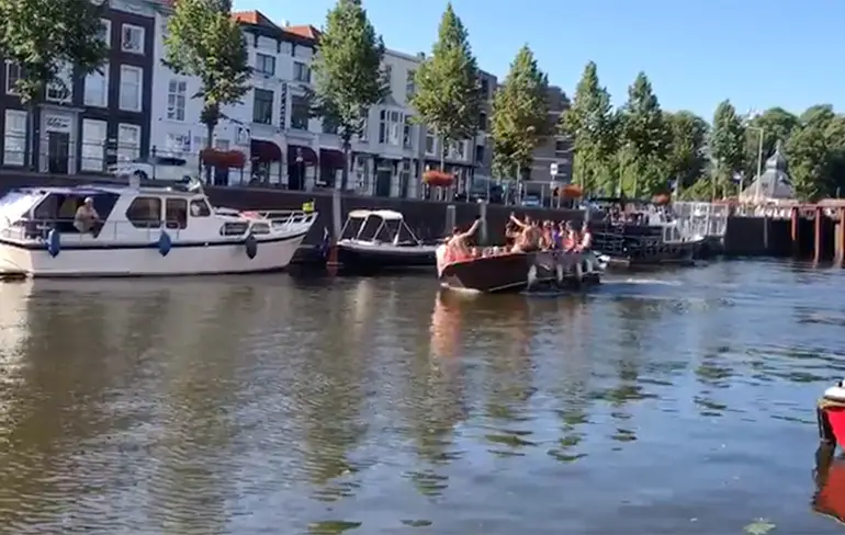 Boys vermaken zich wel op boot in Breda