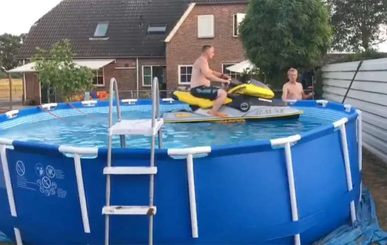 Boys zoeken verkoeling met waterscooter in dorpje Drempt