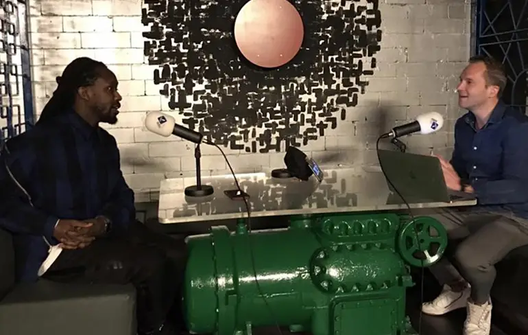 Boze Akwasi steelt Radio 1-laptops na lastige vragen over de Dam