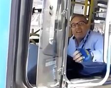 Boze buschauffeur ramt bus in auto