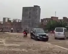 Boze Chinees wil verhaal halen, gestopt door graafmachine!