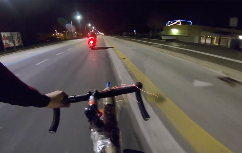 Boze Italiaanse fietser bestookt scooter met vuurwerk