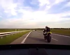 Boze motorrijder gaat voor auto op remmen staan