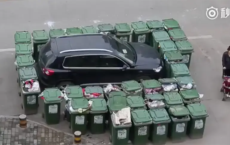 Boze straatveger in China bouwt geparkeerde auto helemaal in