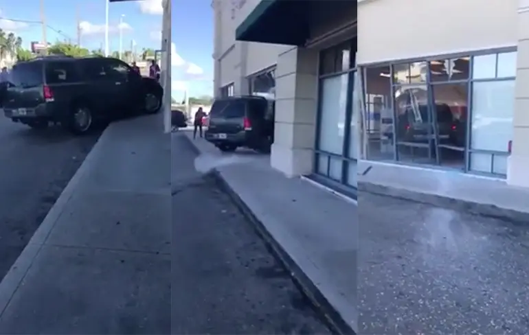 Boze vrouw rijdt auto T-Mobile winkel binnen